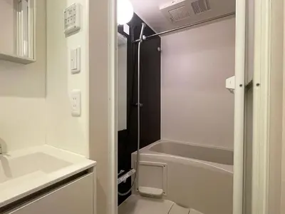 a bathroom with a shower and a bath tub at Shinjuku新宿近新建公&干湿分离&智能马桶&浴室烘干机能&高速无限制网路&最近地铁步行8分钟BE102 in Tokyo