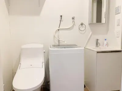a white bathroom with a toilet and a sink at Shinjuku新宿近新建公&干湿分离&智能马桶&浴室烘干机能&高速无限制网路&最近地铁步行8分钟BE102 in Tokyo