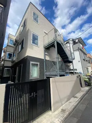 a building with a staircase on the side of it at JR t akadababa subway 5 mins walk! \u9ad8\u7530\u99ac\u5834\u99c5 \u5f92\u6b69\u570f\u5185\u5927\u4eba\u6c17! Shinjuku\u65b0\u5bbf\u5708!\u9ad8\u901f\u65e0\u9650\u5236Wi-FI! AB in Tokyo