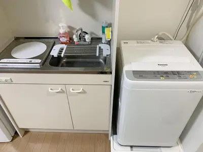a small kitchen with a stove and a sink at JR t akadababa subway 5 mins walk! \u9ad8\u7530\u99ac\u5834\u99c5 \u5f92\u6b69\u570f\u5185\u5927\u4eba\u6c17! Shinjuku\u65b0\u5bbf\u5708!\u9ad8\u901f\u65e0\u9650\u5236Wi-FI! AB in Tokyo