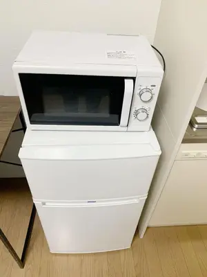 a white microwave oven sitting on top of two drawers at JR t akadababa subway 5 mins walk! \u9ad8\u7530\u99ac\u5834\u99c5 \u5f92\u6b69\u570f\u5185\u5927\u4eba\u6c17! Shinjuku\u65b0\u5bbf\u5708!\u9ad8\u901f\u65e0\u9650\u5236Wi-FI! AB in Tokyo