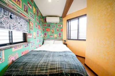 a bedroom with a bed in a room with colorful walls at \u6075\u6bd4\u5bff\u5e83\u5c3e\u30a8\u30ea\u30a2\u3000\u8907\u6570\u5bdd\u5ba4\u30c8\u30a4\u30ec\u3000\u30ad\u30c3\u30c1\u30f3\u8a2d\u5099\u5145\u5b9f in Tokyo