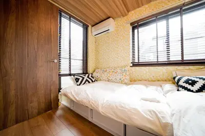 a small bedroom with a bed in a tiny house at \u6075\u6bd4\u5bff\u5e83\u5c3e\u30a8\u30ea\u30a2\u3000\u8907\u6570\u5bdd\u5ba4\u30c8\u30a4\u30ec\u3000\u30ad\u30c3\u30c1\u30f3\u8a2d\u5099\u5145\u5b9f in Tokyo