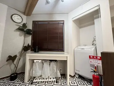 a kitchen with a window and a table with bags at \u6075\u6bd4\u5bff\u5e83\u5c3e\u30a8\u30ea\u30a2\u3000\u8907\u6570\u5bdd\u5ba4\u30c8\u30a4\u30ec\u3000\u30ad\u30c3\u30c1\u30f3\u8a2d\u5099\u5145\u5b9f in Tokyo