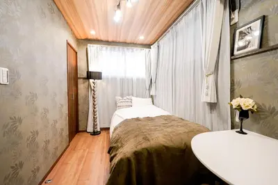 a small room with a bed and a sink at \u6075\u6bd4\u5bff\u5e83\u5c3e\u30a8\u30ea\u30a2\u3000\u8907\u6570\u5bdd\u5ba4\u30c8\u30a4\u30ec\u3000\u30ad\u30c3\u30c1\u30f3\u8a2d\u5099\u5145\u5b9f in Tokyo