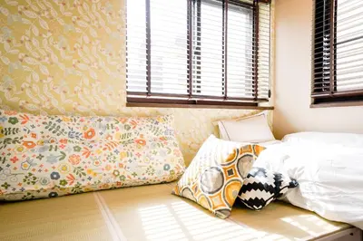 a bedroom with a bed and pillows and a window at \u6075\u6bd4\u5bff\u5e83\u5c3e\u30a8\u30ea\u30a2\u3000\u8907\u6570\u5bdd\u5ba4\u30c8\u30a4\u30ec\u3000\u30ad\u30c3\u30c1\u30f3\u8a2d\u5099\u5145\u5b9f in Tokyo