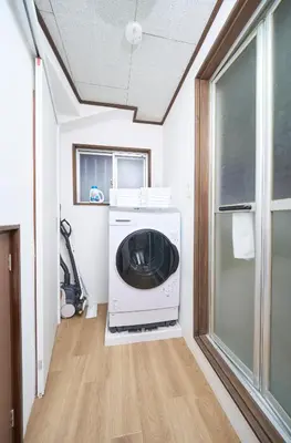 a laundry room with a washing machine and a window at \u30db\u30c6\u30eb\u516b\u5e83 in Tokyo