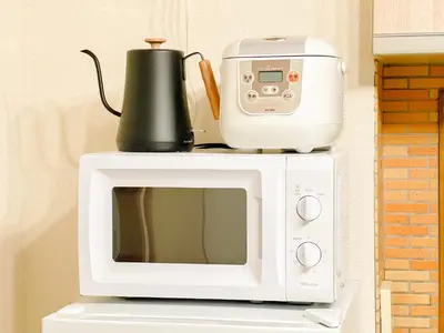 a microwave with a blender on top of it at Tokyo Skytree Residence Inn (F2) in Tokyo