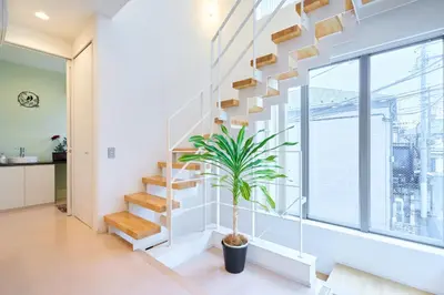 a staircase in a house with a potted plant at \u5e83\u3005130\u5e73\u7c73 \u6700\u592713\u540d \u99c5\u5f92\u6b694\u5206 10Gwifi \u591c\u306e\u30d1\u30fc\u30c6\u30a3\u30fc\u3068\u98f2\u307f\u4f1a\u7981\u6b62 in Tokyo
