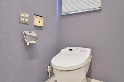 a bathroom with a white toilet in a room at \u5e83\u3005130\u5e73\u7c73 \u6700\u592713\u540d \u99c5\u5f92\u6b694\u5206 10Gwifi \u591c\u306e\u30d1\u30fc\u30c6\u30a3\u30fc\u3068\u98f2\u307f\u4f1a\u7981\u6b62 in Tokyo