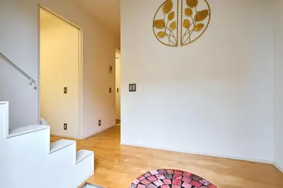 a living room with a staircase and a mirror at \u5e83\u3005130\u5e73\u7c73 \u6700\u592713\u540d \u99c5\u5f92\u6b694\u5206 10Gwifi \u591c\u306e\u30d1\u30fc\u30c6\u30a3\u30fc\u3068\u98f2\u307f\u4f1a\u7981\u6b62 in Tokyo