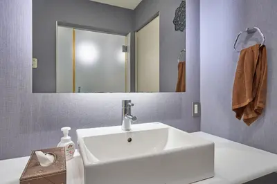 a bathroom with a white sink and a mirror at \u5e83\u3005130\u5e73\u7c73 \u6700\u592713\u540d \u99c5\u5f92\u6b694\u5206 10Gwifi \u591c\u306e\u30d1\u30fc\u30c6\u30a3\u30fc\u3068\u98f2\u307f\u4f1a\u7981\u6b62 in Tokyo