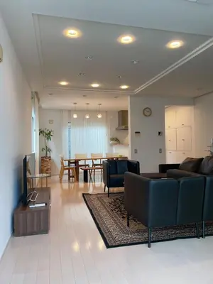 a living room with a couch and a table at \u5e83\u3005130\u5e73\u7c73 \u6700\u592713\u540d \u99c5\u5f92\u6b694\u5206 10Gwifi \u591c\u306e\u30d1\u30fc\u30c6\u30a3\u30fc\u3068\u98f2\u307f\u4f1a\u7981\u6b62 in Tokyo