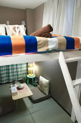 a room with two bunk beds and a table at Sky hotel 03#\u775b\u7a7a\u5854\u70ed\u95e8\u65c5\u6e38\u666f\u533a \u6700\u8fd1\u8f66\u7ad9\u6b65\u884c3\u5206\u949f \u673a\u573a\u76f4\u8fbe \u5468\u8fb9\u6709\u4fbf\u5229\u5e97 \u5546\u573a \u6e29\u6cc9 \u8d2d\u7269\u9910\u996e\u65b9\u4fbf in Tokyo