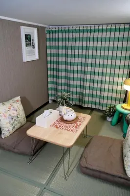 a small room with a table and a couch at Sky hotel 03#\u775b\u7a7a\u5854\u70ed\u95e8\u65c5\u6e38\u666f\u533a \u6700\u8fd1\u8f66\u7ad9\u6b65\u884c3\u5206\u949f \u673a\u573a\u76f4\u8fbe \u5468\u8fb9\u6709\u4fbf\u5229\u5e97 \u5546\u573a \u6e29\u6cc9 \u8d2d\u7269\u9910\u996e\u65b9\u4fbf in Tokyo