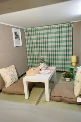 a living room with a table and a couch at Sky hotel 03#\u775b\u7a7a\u5854\u70ed\u95e8\u65c5\u6e38\u666f\u533a \u6700\u8fd1\u8f66\u7ad9\u6b65\u884c3\u5206\u949f \u673a\u573a\u76f4\u8fbe \u5468\u8fb9\u6709\u4fbf\u5229\u5e97 \u5546\u573a \u6e29\u6cc9 \u8d2d\u7269\u9910\u996e\u65b9\u4fbf in Tokyo