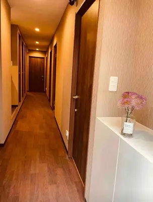 a hallway of a hotel with a vase of flowers at Sky hotel 03#\u775b\u7a7a\u5854\u70ed\u95e8\u65c5\u6e38\u666f\u533a \u6700\u8fd1\u8f66\u7ad9\u6b65\u884c3\u5206\u949f \u673a\u573a\u76f4\u8fbe \u5468\u8fb9\u6709\u4fbf\u5229\u5e97 \u5546\u573a \u6e29\u6cc9 \u8d2d\u7269\u9910\u996e\u65b9\u4fbf in Tokyo