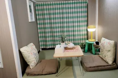 a toy room with two chairs and a table and a lamp at Sky hotel 03#\u775b\u7a7a\u5854\u70ed\u95e8\u65c5\u6e38\u666f\u533a \u6700\u8fd1\u8f66\u7ad9\u6b65\u884c3\u5206\u949f \u673a\u573a\u76f4\u8fbe \u5468\u8fb9\u6709\u4fbf\u5229\u5e97 \u5546\u573a \u6e29\u6cc9 \u8d2d\u7269\u9910\u996e\u65b9\u4fbf in Tokyo