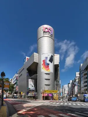 a large building with a sign on the side of it at \u6da9\u8c37\u4e2d\u5fc3 ! \u6da9\u8c37\u5341\u5b57\u8def\u53e3 109 Shibuya scramble crossing \u9ad8\u901f\u65e0\u9650\u5236\u7f51\u7edc509 in Tokyo