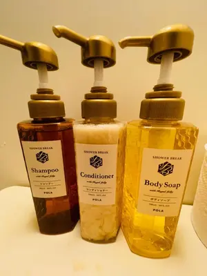 three bottles of soap sitting next to each other at Sky hotel 06#\u775b\u7a7a\u5854\u70ed\u95e8\u65c5\u6e38\u666f\u533a \u6700\u8fd1\u8f66\u7ad9\u6b65\u884c3\u5206\u949f \u673a\u573a\u76f4\u8fbe \u5468\u8fb9\u6709\u4fbf\u5229\u5e97 \u5546\u573a \u6e29\u6cc9 \u8d2d\u7269\u9910\u996e\u65b9\u4fbf in Tokyo