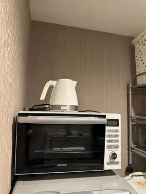 a microwave with a light on top of it at Sky hotel 06#\u775b\u7a7a\u5854\u70ed\u95e8\u65c5\u6e38\u666f\u533a \u6700\u8fd1\u8f66\u7ad9\u6b65\u884c3\u5206\u949f \u673a\u573a\u76f4\u8fbe \u5468\u8fb9\u6709\u4fbf\u5229\u5e97 \u5546\u573a \u6e29\u6cc9 \u8d2d\u7269\u9910\u996e\u65b9\u4fbf in Tokyo