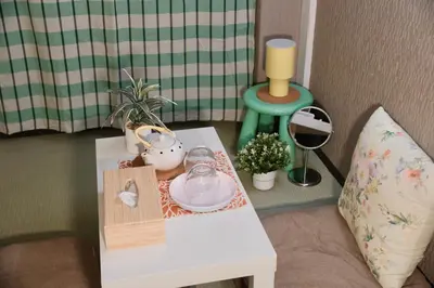 a coffee table with a tea set on it at Sky hotel 06#\u775b\u7a7a\u5854\u70ed\u95e8\u65c5\u6e38\u666f\u533a \u6700\u8fd1\u8f66\u7ad9\u6b65\u884c3\u5206\u949f \u673a\u573a\u76f4\u8fbe \u5468\u8fb9\u6709\u4fbf\u5229\u5e97 \u5546\u573a \u6e29\u6cc9 \u8d2d\u7269\u9910\u996e\u65b9\u4fbf in Tokyo