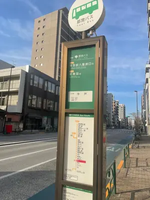 a sign on the side of a city street at CAlMU ASAKUSA IMADO HOTEL ASAKUSA UENO IMADOZINZYA TOKYOSKYTREE HANEDA NARITA GINZA TOKYOSTATION Direct \u6d45\u8349\u4e0a\u91ce\u6771\u4eac\u30b9\u30ab\u30a4\u30c4\u30ea\u30fc \u6210\u7530\u7a7a\u6e2f\u7fbd\u7530\u7a7a\u6e2f\u6771\u4eac\u99c5\u76f4\u884c\u30d0\u30b9 \u96fb\u8eca\u4fbf\u5229 in Tokyo
