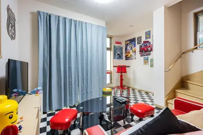 a living room with a table and red chairs at CROWN \u8d8a\u4e2d\u5cf6 in Tokyo