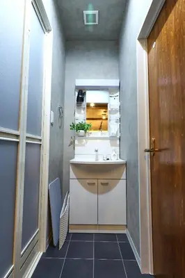 a small bathroom with a sink and a mirror at \u548c\u6c23\u4f1a\u3005\u90fd\u7acb\u5bb6\u653f Wakiaiai Toritsukasei in Tokyo