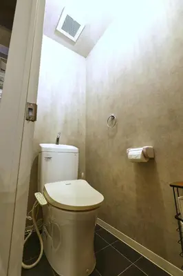 a bathroom with a toilet in a room at \u548c\u6c23\u4f1a\u3005\u90fd\u7acb\u5bb6\u653f Wakiaiai Toritsukasei in Tokyo