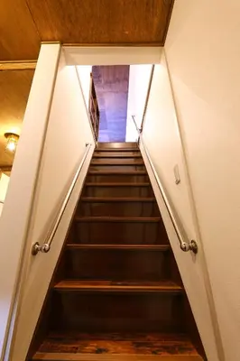 a staircase in a building with wooden ceilings at \u548c\u6c23\u4f1a\u3005\u90fd\u7acb\u5bb6\u653f Wakiaiai Toritsukasei in Tokyo