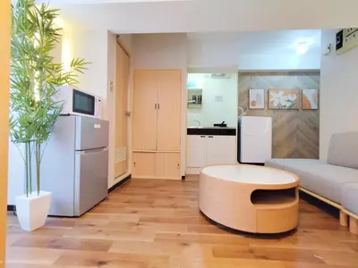 a living room with a couch and a coffee table at G51\u65b0\u5bbf\u6700\u4e2d\u5fc3 \u6771\u65b0\u5bbf\u7ad95\u5206-Shinjuku center 5 mins to Station, Max 4P \u65b0\u5bbf \u6d89\u8c37 \u8868\u53c2\u9053 \u6c60\u888b \u4e0a\u91ce \u4ee3\u4ee3\u6728 \u94f6\u5ea7 \u539f\u5bbf in Tokyo