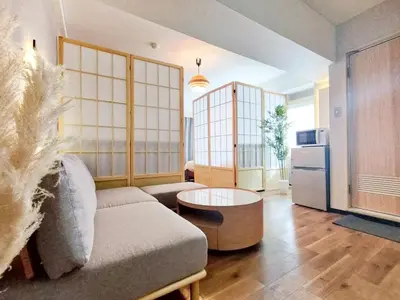 a living room with a couch and a table at G51\u65b0\u5bbf\u6700\u4e2d\u5fc3 \u6771\u65b0\u5bbf\u7ad95\u5206-Shinjuku center 5 mins to Station, Max 4P \u65b0\u5bbf \u6d89\u8c37 \u8868\u53c2\u9053 \u6c60\u888b \u4e0a\u91ce \u4ee3\u4ee3\u6728 \u94f6\u5ea7 \u539f\u5bbf in Tokyo