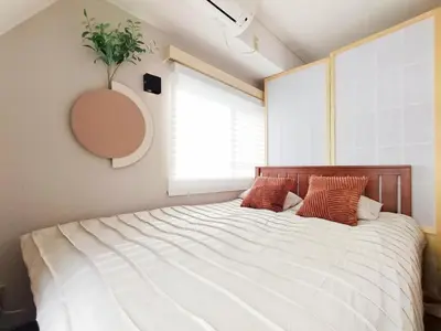 a bedroom with a large white bed with a window at G51\u65b0\u5bbf\u6700\u4e2d\u5fc3 \u6771\u65b0\u5bbf\u7ad95\u5206-Shinjuku center 5 mins to Station, Max 4P \u65b0\u5bbf \u6d89\u8c37 \u8868\u53c2\u9053 \u6c60\u888b \u4e0a\u91ce \u4ee3\u4ee3\u6728 \u94f6\u5ea7 \u539f\u5bbf in Tokyo
