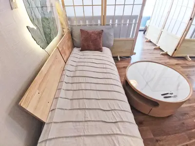 a room with a couch and a mirror and a tub at G51\u65b0\u5bbf\u6700\u4e2d\u5fc3 \u6771\u65b0\u5bbf\u7ad95\u5206-Shinjuku center 5 mins to Station, Max 4P \u65b0\u5bbf \u6d89\u8c37 \u8868\u53c2\u9053 \u6c60\u888b \u4e0a\u91ce \u4ee3\u4ee3\u6728 \u94f6\u5ea7 \u539f\u5bbf in Tokyo
