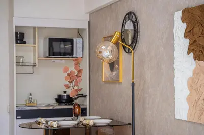 a room with a table with a clock on the wall at G57\u65b0\u5bbf\u6700\u4e2d\u5fc3 \u6771\u65b0\u5bbf\u7ad95\u5206-Shinjuku center 5 mins to Station, Max 4 \u76f4\u8fbe\u65b0\u5bbf \u6d89\u8c37 \u8868\u53c2\u9053 \u6c60\u888b \u4e0a\u91ce \u4ee3\u4ee3\u6728 \u94f6\u5ea7 \u539f\u5bbf in Tokyo