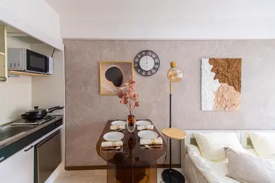 a living room with a table and a couch at G57\u65b0\u5bbf\u6700\u4e2d\u5fc3 \u6771\u65b0\u5bbf\u7ad95\u5206-Shinjuku center 5 mins to Station, Max 4 \u76f4\u8fbe\u65b0\u5bbf \u6d89\u8c37 \u8868\u53c2\u9053 \u6c60\u888b \u4e0a\u91ce \u4ee3\u4ee3\u6728 \u94f6\u5ea7 \u539f\u5bbf in Tokyo