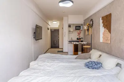a bedroom with a white bed with a blue ball on it at G57\u65b0\u5bbf\u6700\u4e2d\u5fc3 \u6771\u65b0\u5bbf\u7ad95\u5206-Shinjuku center 5 mins to Station, Max 4 \u76f4\u8fbe\u65b0\u5bbf \u6d89\u8c37 \u8868\u53c2\u9053 \u6c60\u888b \u4e0a\u91ce \u4ee3\u4ee3\u6728 \u94f6\u5ea7 \u539f\u5bbf in Tokyo