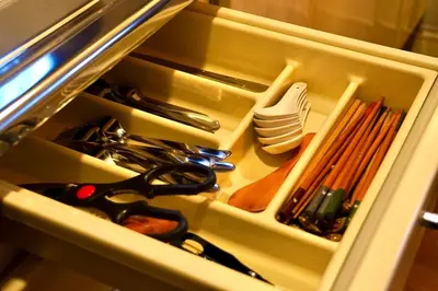 a drawer with scissors and utensils in a refrigerator at [空港直接アクセス] JR山手線日暮里駅徒歩8分アパートメント/千駄木ハウス in Tokyo