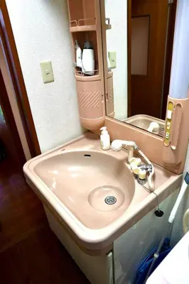 a bathroom with a sink and a mirror at [空港直接アクセス] JR山手線日暮里駅徒歩8分アパートメント/千駄木ハウス in Tokyo