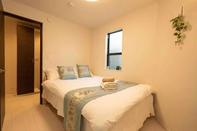 a bedroom with two beds and a window at D\u58a8\u7530\u533a\u6c11\u5bbf.\u6674\u7a7a\u5854.\u6d45\u8349\u5bfa\u5546\u5708.\u72ec\u680b\u522b\u5885.\u76f4\u8fbe\u673a\u573a\u3001\u6da9\u8c37\u3002\u65b0\u623f\u6e90.\u5c0f\u578b\u5ba4\u5185\u505c\u8f66\u4f4d\u3002 in Tokyo
