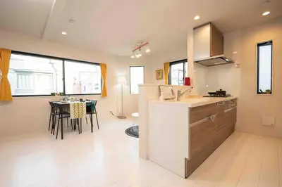 a kitchen with a counter and a table in a room at D\u58a8\u7530\u533a\u6c11\u5bbf.\u6674\u7a7a\u5854.\u6d45\u8349\u5bfa\u5546\u5708.\u72ec\u680b\u522b\u5885.\u76f4\u8fbe\u673a\u573a\u3001\u6da9\u8c37\u3002\u65b0\u623f\u6e90.\u5c0f\u578b\u5ba4\u5185\u505c\u8f66\u4f4d\u3002 in Tokyo
