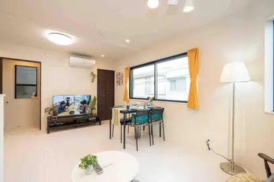 a living room with a table and a television at D\u58a8\u7530\u533a\u6c11\u5bbf.\u6674\u7a7a\u5854.\u6d45\u8349\u5bfa\u5546\u5708.\u72ec\u680b\u522b\u5885.\u76f4\u8fbe\u673a\u573a\u3001\u6da9\u8c37\u3002\u65b0\u623f\u6e90.\u5c0f\u578b\u5ba4\u5185\u505c\u8f66\u4f4d\u3002 in Tokyo