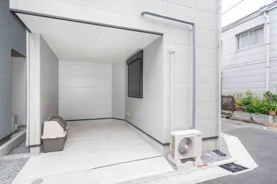 a white building with an open door with a heater at D\u58a8\u7530\u533a\u6c11\u5bbf.\u6674\u7a7a\u5854.\u6d45\u8349\u5bfa\u5546\u5708.\u72ec\u680b\u522b\u5885.\u76f4\u8fbe\u673a\u573a\u3001\u6da9\u8c37\u3002\u65b0\u623f\u6e90.\u5c0f\u578b\u5ba4\u5185\u505c\u8f66\u4f4d\u3002 in Tokyo