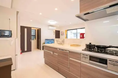 a kitchen with a stove and a counter top at D\u58a8\u7530\u533a\u6c11\u5bbf.\u6674\u7a7a\u5854.\u6d45\u8349\u5bfa\u5546\u5708.\u72ec\u680b\u522b\u5885.\u76f4\u8fbe\u673a\u573a\u3001\u6da9\u8c37\u3002\u65b0\u623f\u6e90.\u5c0f\u578b\u5ba4\u5185\u505c\u8f66\u4f4d\u3002 in Tokyo