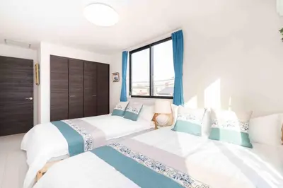 a bedroom with two beds and a window at D\u58a8\u7530\u533a\u6c11\u5bbf.\u6674\u7a7a\u5854.\u6d45\u8349\u5bfa\u5546\u5708.\u72ec\u680b\u522b\u5885.\u76f4\u8fbe\u673a\u573a\u3001\u6da9\u8c37\u3002\u65b0\u623f\u6e90.\u5c0f\u578b\u5ba4\u5185\u505c\u8f66\u4f4d\u3002 in Tokyo