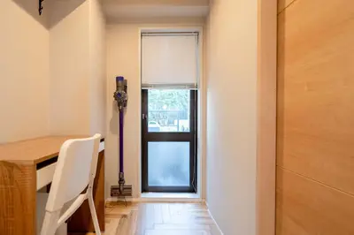 a room with a table and a window with a window blind at \u8d64\u5742\u516d\u672c\u6728\u30a8\u30ea\u30a2\u3000\u30de\u30f3\u30b9\u30ea\u30fc\u30de\u30f3\u30b7\u30e7\u30f3 in Tokyo