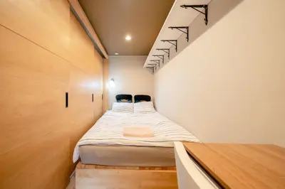 a small bedroom with a bed in a room at \u8d64\u5742\u516d\u672c\u6728\u30a8\u30ea\u30a2\u3000\u30de\u30f3\u30b9\u30ea\u30fc\u30de\u30f3\u30b7\u30e7\u30f3 in Tokyo