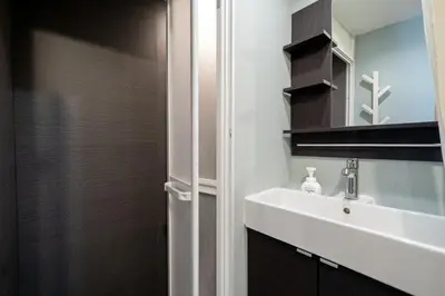 a bathroom with a sink and a mirror at \u8d64\u5742\u516d\u672c\u6728\u30a8\u30ea\u30a2\u3000\u30de\u30f3\u30b9\u30ea\u30fc\u30de\u30f3\u30b7\u30e7\u30f3 in Tokyo