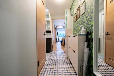 a hallway with a blue and white tiled floor at \u8d64\u5742\u516d\u672c\u6728\u30a8\u30ea\u30a2\u3000\u30de\u30f3\u30b9\u30ea\u30fc\u30de\u30f3\u30b7\u30e7\u30f3 in Tokyo